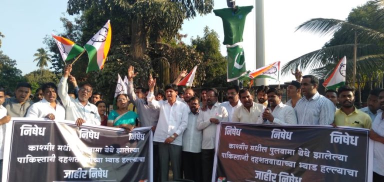 पाक आणि दहशतवादाच्या प्रतिकात्मक पुतळ्याला फाशी