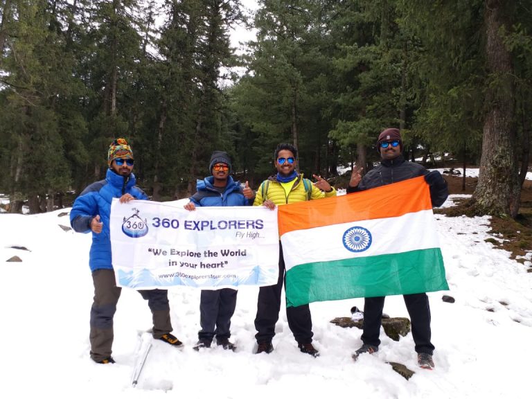 360 एक्स्प्लोरर टीमने 12,500 फुटांवर तिरंगा फडकवला.