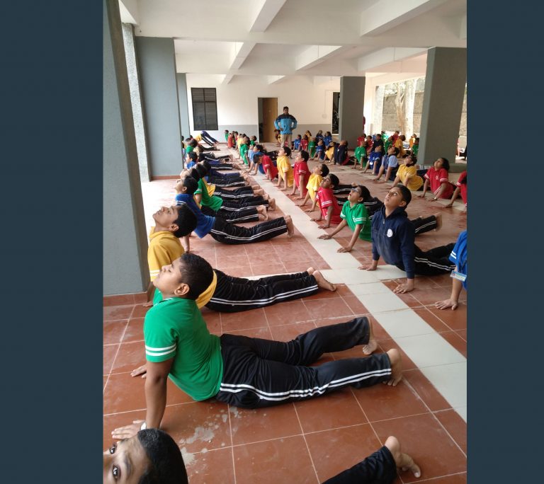 गोळवलकर गुरूजी विद्यालयात रथसप्तमी निमित्त सुर्यनमस्कार