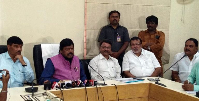 सेना-भाजपने मित्रपक्षांचा सन्मान करावा- रामदास आठवले