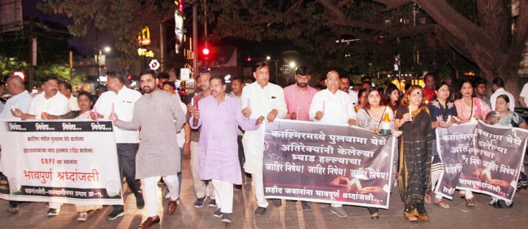 काँग्रेसच्या कार्यकर्त्यांकडून कँडल मार्च ,मोदींना रक्ताची पत्रं