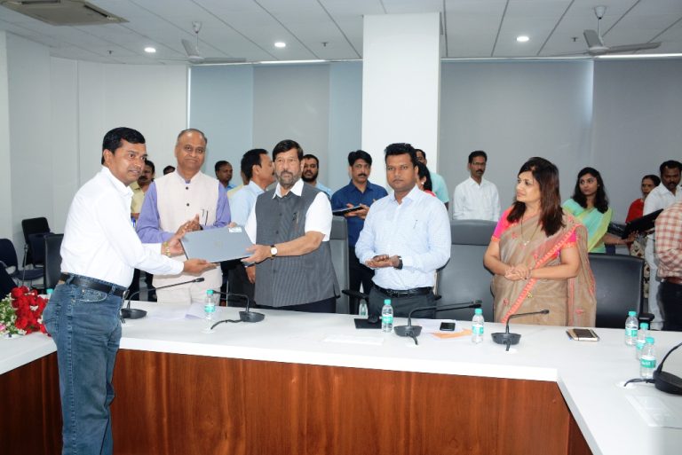 कार्यशैलीला तंत्रज्ञानाची जोड द्यावी -पालकमंत्री गिरीश बापट