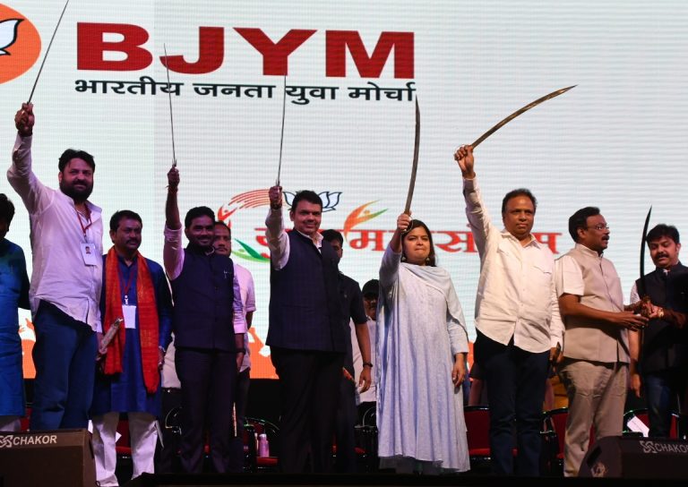 मोदी वाघ आहे, आणि वाघाला कोणीही हरवू शकत नाही – मुख्यमंत्री