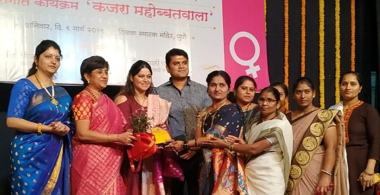 पद्मा कांबळे पुरस्कृत गटाच्या गंगा धेंडे ‘परिवर्तनाचे दूत पुरस्काराच्या मानकरी