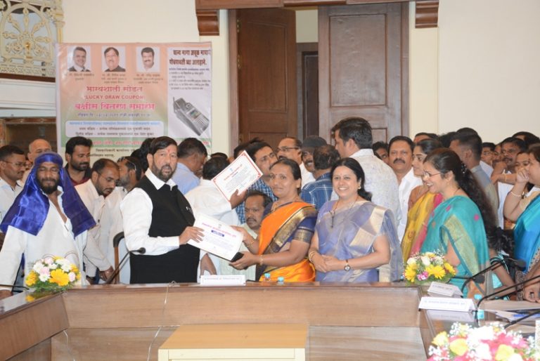 प्रत्येक शिधापत्रिका धारकाला अन्न धान्य देण्यासाठी शासन कटिबध्द -पालकमंत्री गिरीश बापट