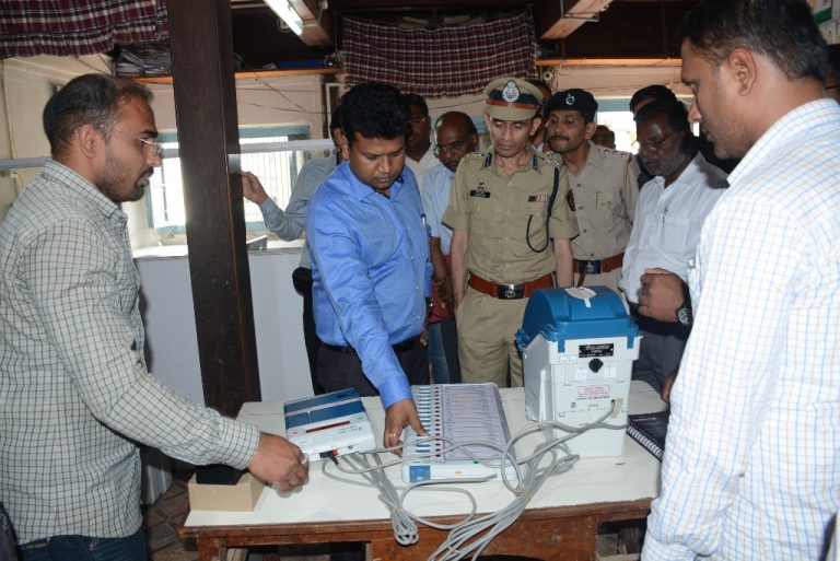 निवडणूक प्रक्रियेत क्षेत्रीय अधिकारी हा महत्‍त्‍वाचा घटक – जिल्‍हाधिकारी नवल किशोर राम