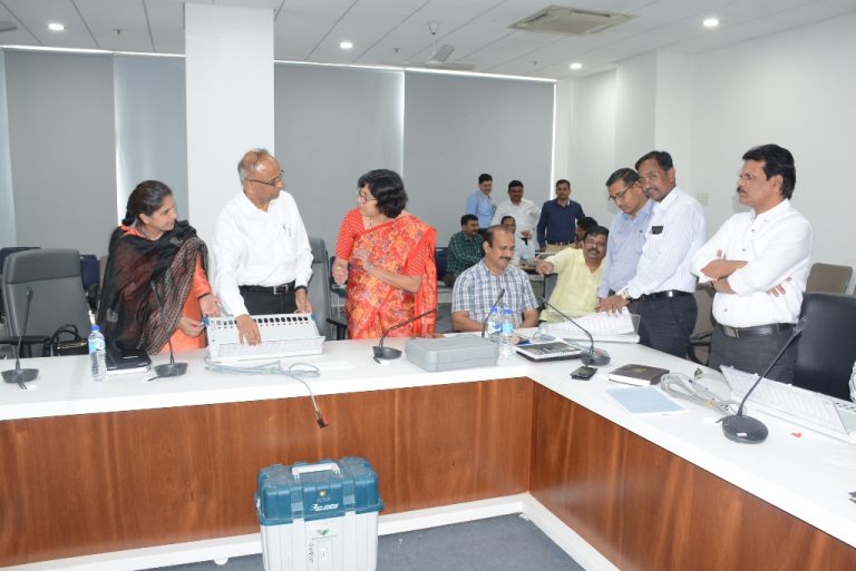 -निवडणूक निर्णय अधिका-यांना इव्‍हीएम-व्‍हीव्‍हीपॅट हाताळणीचे प्रशिक्षण