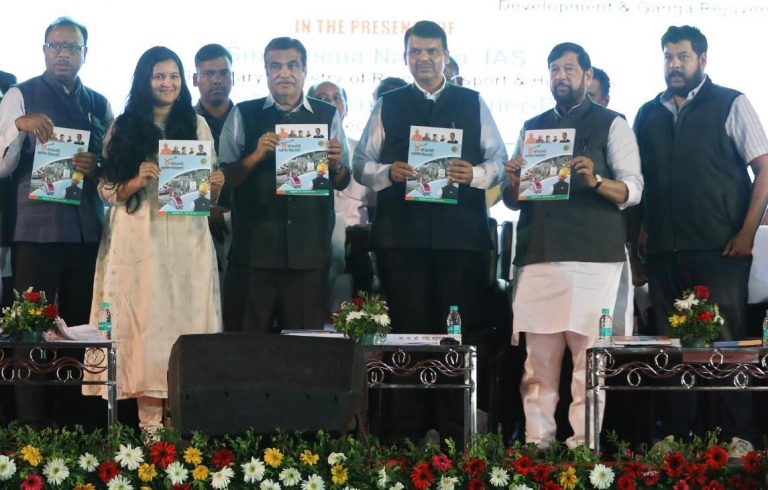 मंत्री बापट यांच्या विकासकामांच्या पुस्तकाचे मुख्यमंत्र्यांच्या हस्ते प्रकाशन