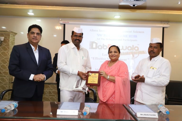 मुंबईतील  डबेवाल्यांचा सत्कार