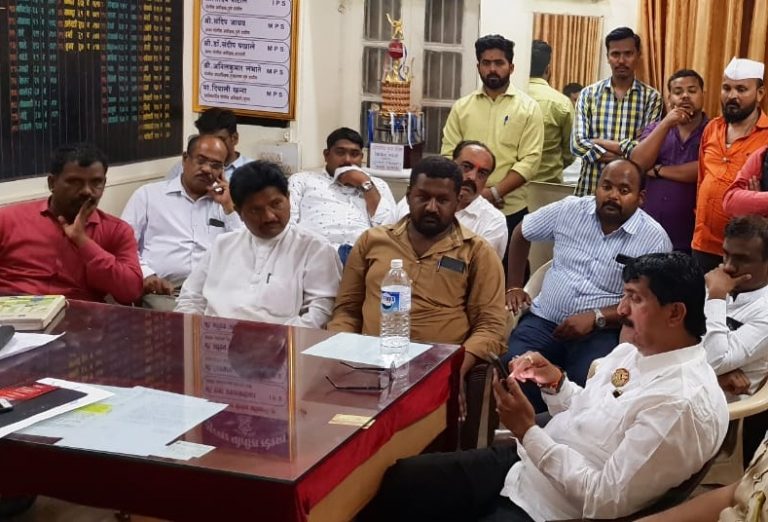 माणिकडोह धरण  पाणी सोडल्याप्रकरणी आमदार शरद सोनवने यांचे ठिय्या आंदोलन