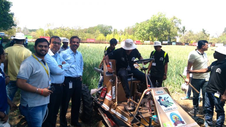 अभियांत्रिकी विद्यार्थ्यांनी कांदा काढणीसाठी तयार केले आधुनिक ‘हार्वेस्टर ‘ यंत्र !