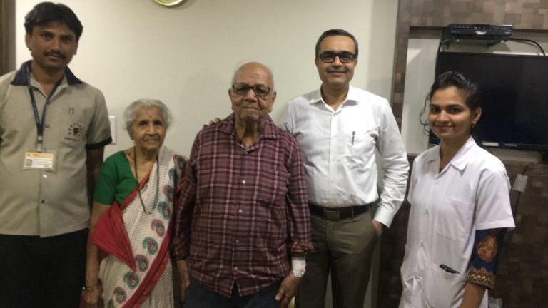 ९२ वर्षांच्या आजोबांवर टोटल नी रिप्लेसमेंट सर्जरी यशस्वी