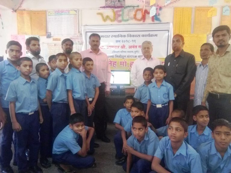 अनंतराव गाडगीळ यांच्या  आमदार निधीतून पंधरा लाख रुपयांचे संगणक व प्रिंटर शाळांना भेट