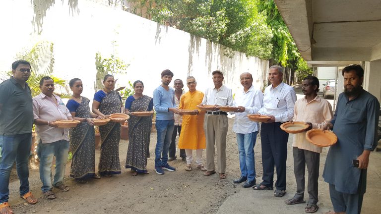 पक्ष्यांना पिण्याचे पाणी देण्यासाठी मोफत  मातीचे भांडे