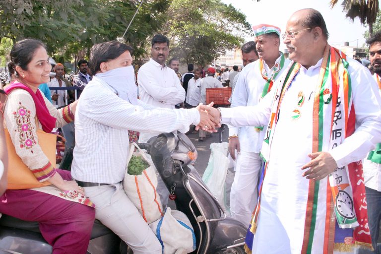 आघाडीचे उमेदवार मार्केट यार्ड मध्ये …