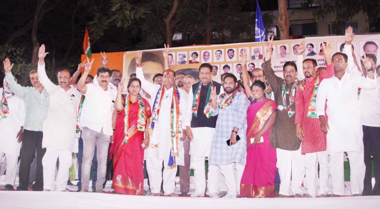 प्रकाश आंबेडकर अप्रत्यक्ष भाजपला मदत करीत आहेत-माजी मुख्यमंत्री पृथ्वीराज चव्हाण यांचा हल्लाबोल     