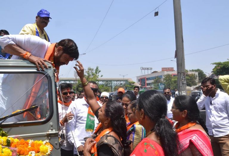 रविवारच्या सुटीतील प्रचार फेरीत -बापटांवर शुभेछ्यांचा वर्षाव