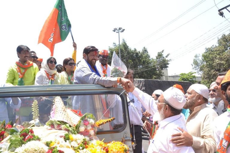 मार्केटयार्ड , मुकुंद नगर परिसरात महायुतीचे उमेदवार गिरीश बापट यांचा प्रचार