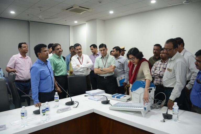 केंद्रीय निवडणूक निरीक्षकांनी पुणे जिल्ह्यातील निवडणुकीच्या पूर्व तयारीचा आढावा घेतला