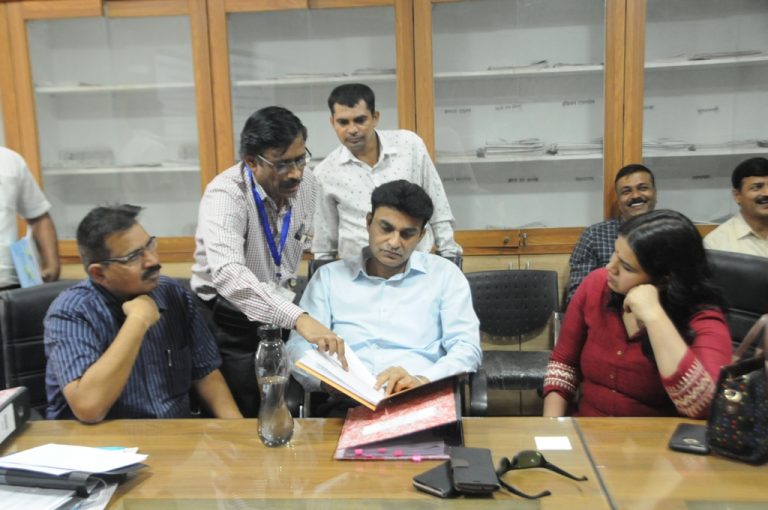 निवडणूक खर्च निरीक्षक तिवारी आणि गुलाठी यांची एमसीएमसीला भेट