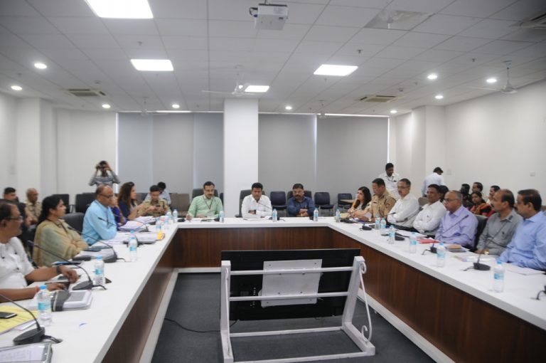 मावळ आणि शिरुर लोकसभा निवडणुकीच्‍या तयारीचा जिल्‍हाधिकारी राम यांच्‍याकडून आढावा