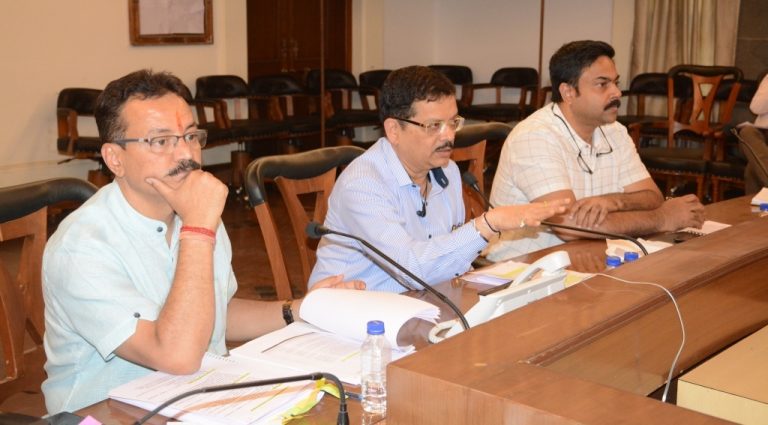 निवडणूक कालावधीत सर्व बँकांनी आयोगाच्या मार्गदर्शक सूचनांचे काटेकोरपणे पालन करावे-विभागीय आयुक्त डॉ. दीपक म्हैसेकर