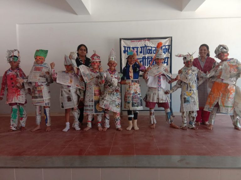 विदूषकाच्या वेशात स्काऊट–गाईडच्या विद्यार्थ्यांनी केली धमाल !