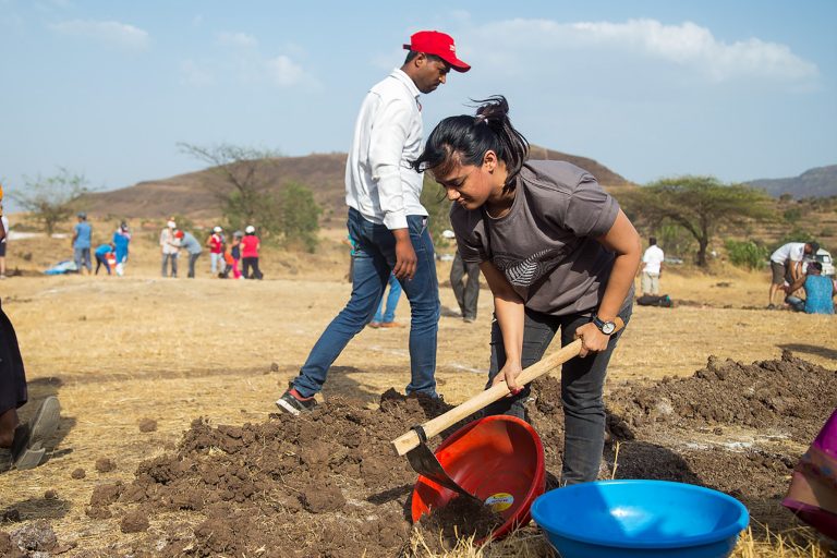 झांसीमध्ये आगामी सिनेमाच्या चित्रीकरणात व्यस्त असलेली स्पृहा जोशी लवकरच परतणार श्रमदानासाठी !!