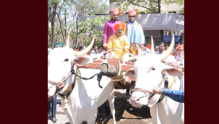 बैलगाडीत बसुन बापटांच्या प्रचारफेरीची सुरुवात ..