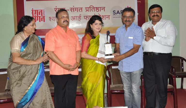 कविता माणसाच मनं तरूण ठेवते  – प्रदीप रावत