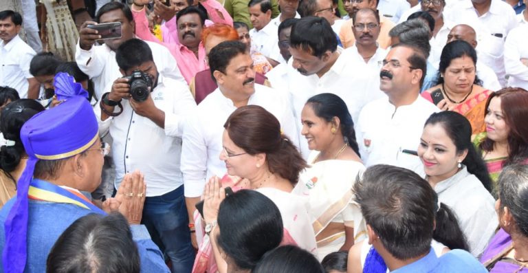 टीका करणारे जेव्हा समोर समोर आले ….