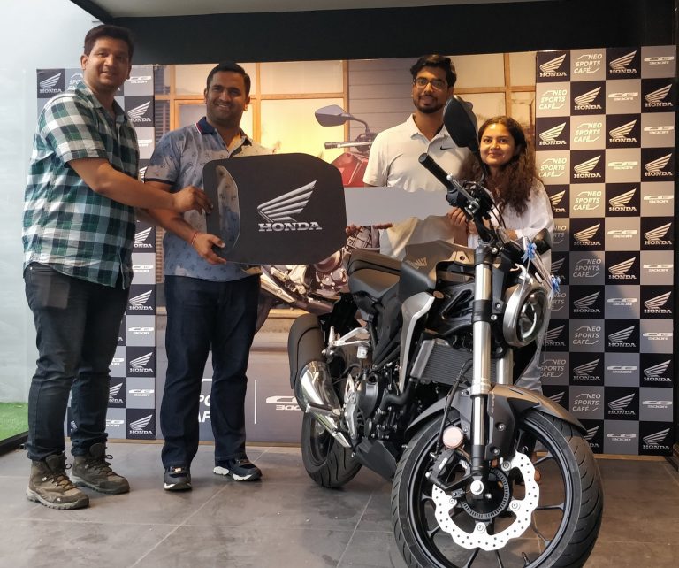 होंडातर्फे सीबी३००आरच्या वितरणास प्रारंभ-किंमत अडीच लाखावर