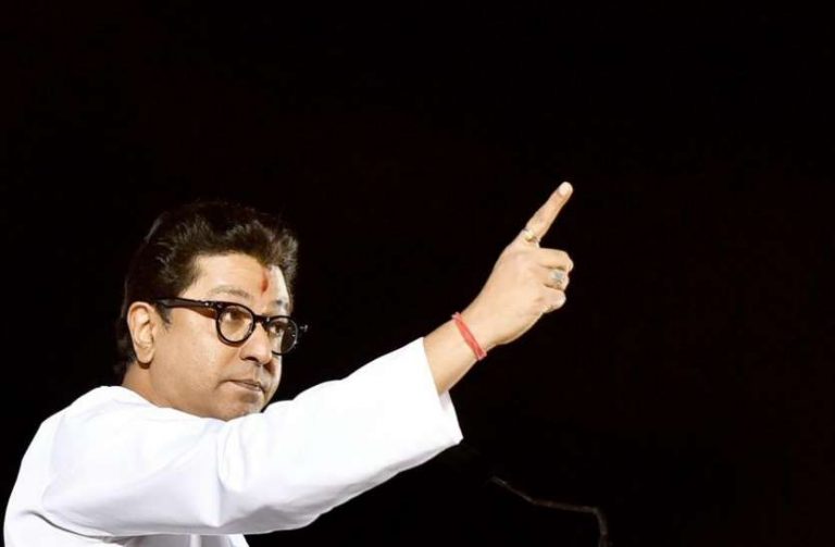 पैसे दिले तर घ्या पण यांच्या ढुंगणावर लाथ मारून हाकलून द्या – राज ठाकरेंची नाशिक मध्ये विनंती