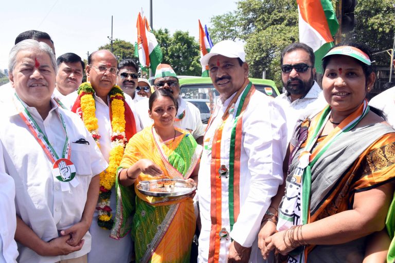 हिरव्या देठाच्या पुण्याच्या पुढाऱ्याला  संसदेऐवजी तमाशा बारीलाच पाठवा – मोहन जोशी