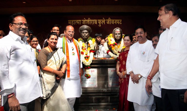 महात्मा फुले जयंती निमित्त आदरांजली -कोपरासभा सभांसाठीचे शुल्क कमी करण्याची मागणी