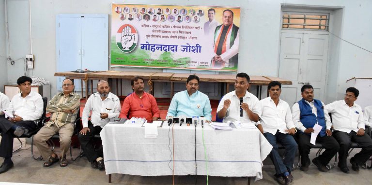 मनुवाद्यांना प्राधान्य द्यायचं कि पुरोगामी ,सर्वधर्म समभाव मानणाऱ्याना प्राधान्य द्यायचं ,हे ठरविणारी हि निवडणूक -रमेश बागवे