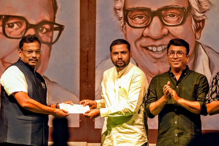 ‘पुष्कर शो THREE’ उपक्रमातून तीन सामाजिक संस्थाना प्रत्येकी दोन लाख रुपयांची मदत