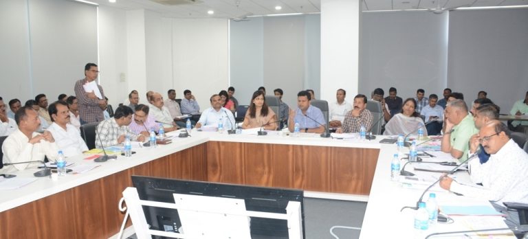 टंचाई परिस्थितीवर मात करण्‍यासाठी सर्व यंत्रणांनी समन्‍वय ठेवून कामे करावीत-जिल्‍हाधिकारी