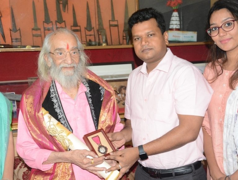 शिवशाहीर पुरंदरे यांना जिल्‍हाधिकारी राम यांच्‍याकडून पद्मविभूषण पुरस्‍कार प्रदान