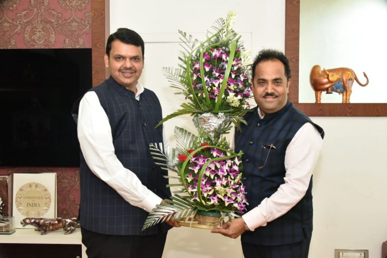 निर्भेळ यशाबद्दल खासदार काकडेंकडून मुख्यमंत्र्यांचे अभिनंदन!