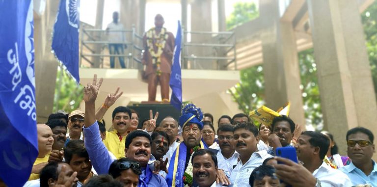 खासदार गिरीश बापट यांचा रिपब्लिकन पक्षातर्फे सत्कार