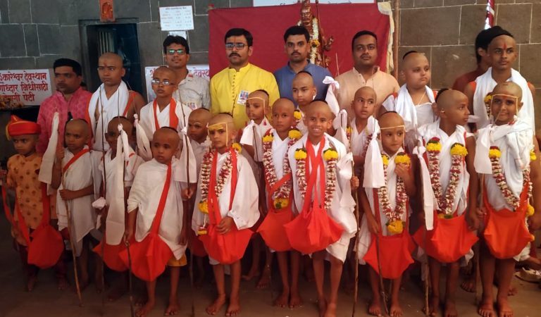 पालकमंत्र्यांच्या उपस्थितीत सामुदायिक व्रतबंध सोहळा संपन्न