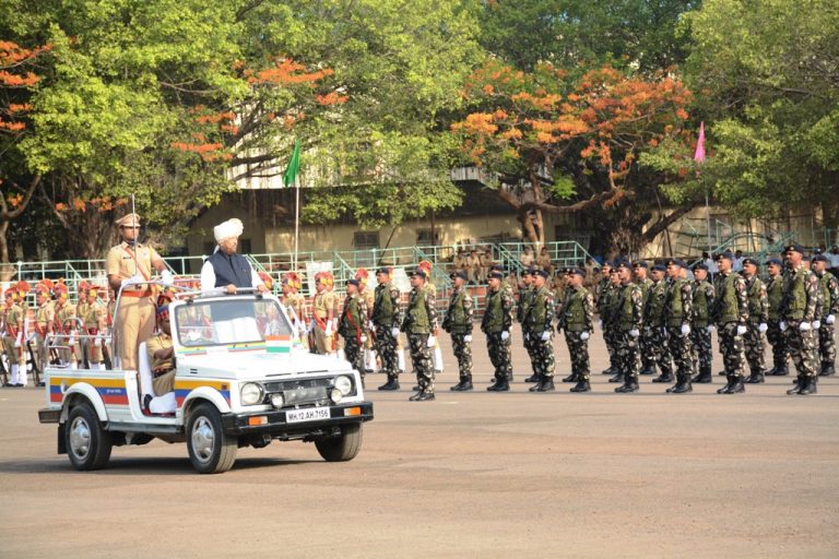 महाराष्ट्र दिनी पालकमंत्री बापट यांच्‍या हस्‍ते  मुख्‍य शासकीय ध्‍वजारोहण