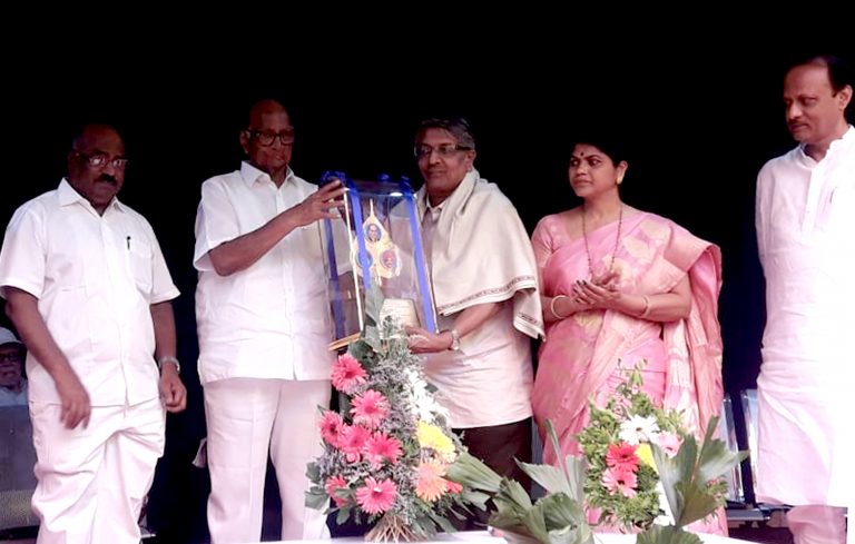 अरुण खोरे यांना फुले-आंबेडकर साहित्य पुरस्कार प्रदान