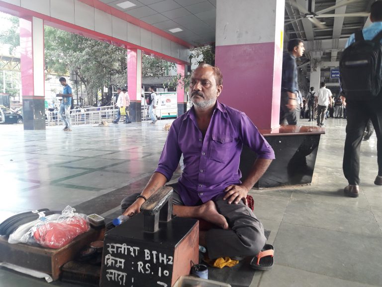 बूट पॉलिश…..  (लेखिका -पूर्णिमा नार्वेकर)