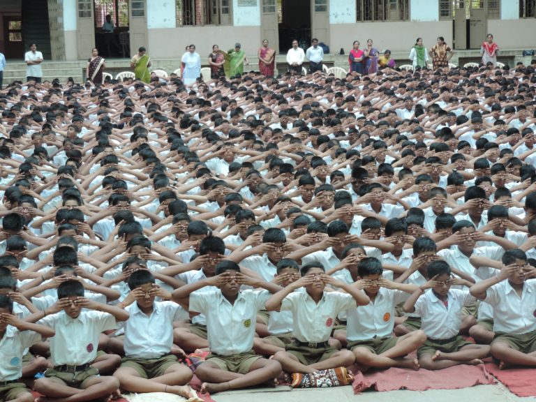 डीईएसमध्ये योग दिनानिमित्त विविध कार्यक्रम