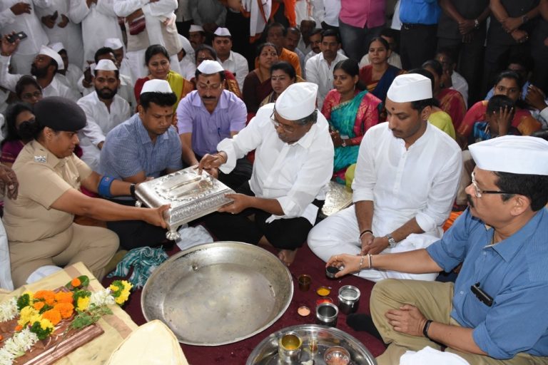 संत तुकाराम महाराज यांच्या पादुकांचे  पालकमंत्री चंद्रकांत (दादा) पाटील यांच्या हस्ते पुजन