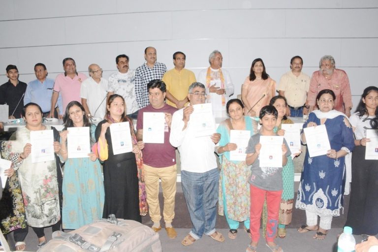 उप जिल्‍हाधिकारी डॉ.जयश्री कटारे यांच्‍या हस्‍ते भारतीय नागरिकत्‍वाच्‍या प्रमाणपत्राचे वाटप