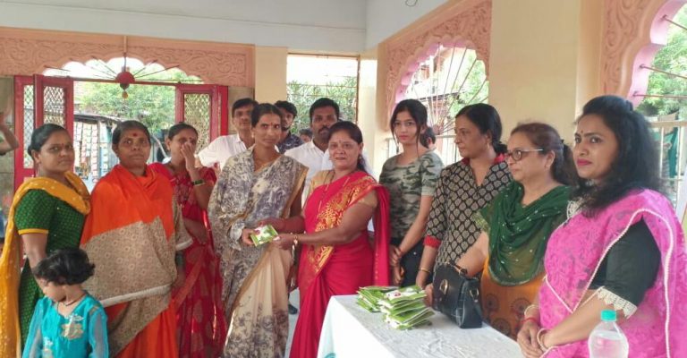 पर्यावरणपूरक सॅनिटरी नॅपकीनचे महिलांना वाटप!