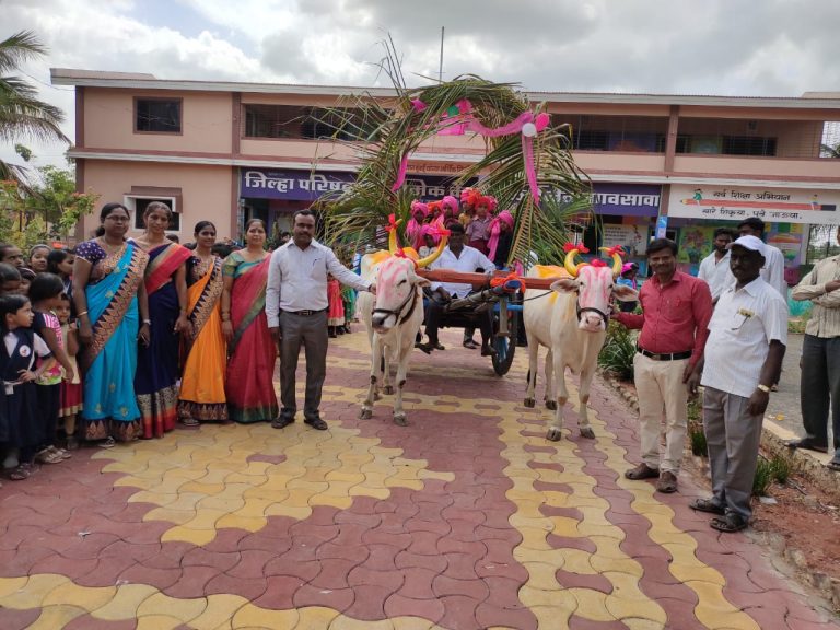 जिल्हा परिषद प्राथमिक शाळा निमगाव सावा शाळेने पारंपारिक पद्धतीने केले नवागतांचे स्वागत